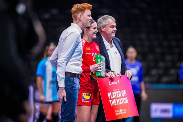 ROTTERDAM , 30-11-2025 , Rotterdam Ahoy , Womens World Championship, WM, Weltmeisterschaft Handball 2025 , match between Austria and Argentina , picture shows Austria player Ines Ivancok-Soltic awarded as player of the match Austria - Argentina (women)  x32278147x Copyright: