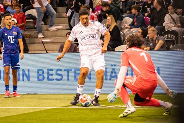 Telekom Star Kick 2025, 30 11 2025, Telekom Dome Giovane Elber meets Numerous former stars of FC Bayern Munich and TikToker, influencers and other internet stars take to the small pitch at the Telekom Dome in Bonn for a good cause Each team plays for a charitable organization Telekom Dome, Bonn Copyright: xBEAUTIFULxSPORTS Derixx
