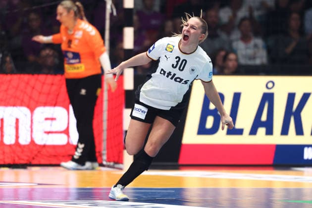 Germany Serbia, IHF Womens Handball World Championship Jenny Behrend Germany, 30 preliminary round match of the Womens Handball World Championship between Germany and Serbia on November 30, 2025 at the Porsche Arena in Stuttgart , Stuttgart Baden Württemberg Germany Porsche Arena