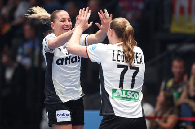 Germany Serbia, IHF Womens Handball World Championship Jenny Behrend Germany, 30 and Viola Leuchter Germany, 77 Preliminary round match of the Womens Handball World Championship between Germany and Serbia on November 30, 2025 at the Porsche Arena in Stuttgart , Stuttgart Baden Württemberg Germany Porsche Arena