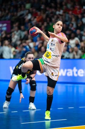 FERNANDEZ FRAGA Alicia (34 Spain) takes a 7m penalty throw during the IHF Women s Handball World Championship, WM, Weltmeisterschaft game between Montenegro and Spain at the SWT Arena in Trier, Germany Copyright: xMartinxPitschx xSPPx Sportspressphoto_SPR68197
