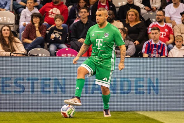 Telekom Star Kick 2025, 30 11 2025, Telekom Dome Pietro Lombardi on the ball Numerous former stars of FC Bayern Munich and TikToker, influencers and other internet stars take to the small pitch in Bonns Telekom Dome for a good cause Each team plays for a charitable organization Telekom Dome, Bonn Copyright: xBEAUTIFULxSPORTS Derixx