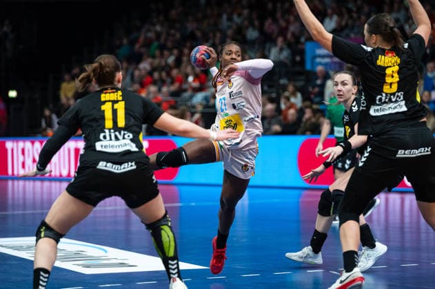 SO DELGADO-PINTO Danila Patricia (27 Spain) takes a shot at goal during the IHF Women s Handball World Championship, WM, Weltmeisterschaft game between Montenegro and Spain at the SWT Arena in Trier, Germany Copyright: xMartinxPitschx xSPPx Sportspressphoto_SPR68200