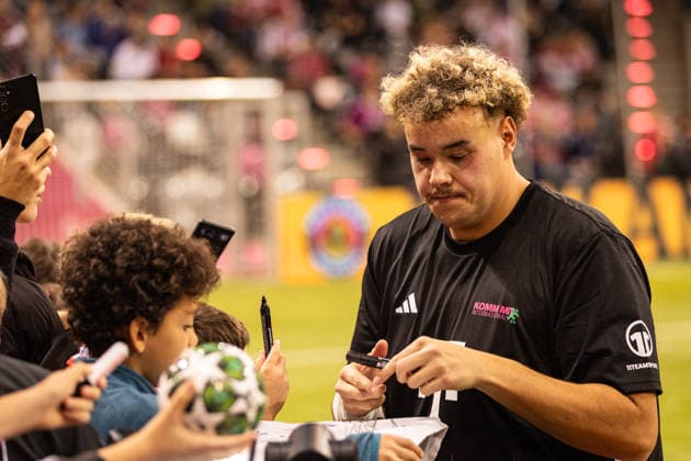 Telekom Star Kick 2025, 30 11 2025, Telekom Dome Aminho Ahmed Amin Belhadj signs autographs Numerous former FC Bayern Munich and TikToker stars, influencers and other internet stars take to the small pitch at the Telekom Dome in Bonn for a good cause Each team plays for a charitable organization Telekom Dome, Bonn Copyright: xBEAUTIFULxSPORTS Derixx