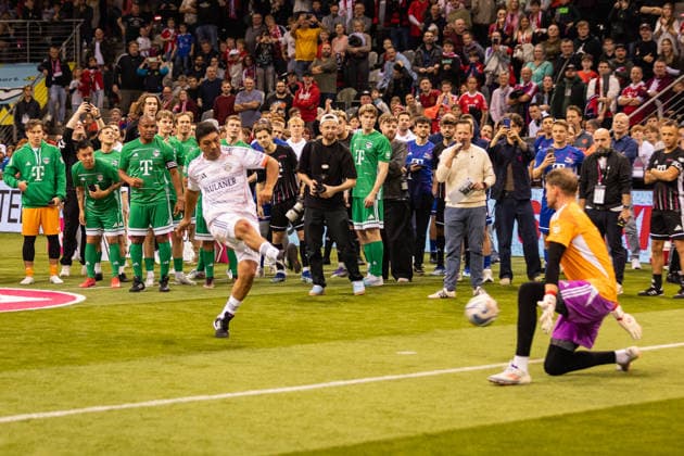 Telekom Star Kick 2025, 30 11 2025, Telekom Dome Giovane Elber scores the decisive penalty in the final Numerous former stars of FC Bayern Munich and TikToker, influencers and other internet stars take to the small pitch at the Telekom Dome in Bonn for a good cause Each team plays for a charitable organization Telekom Dome, Bonn Copyright: xBEAUTIFULxSPORTS Derixx