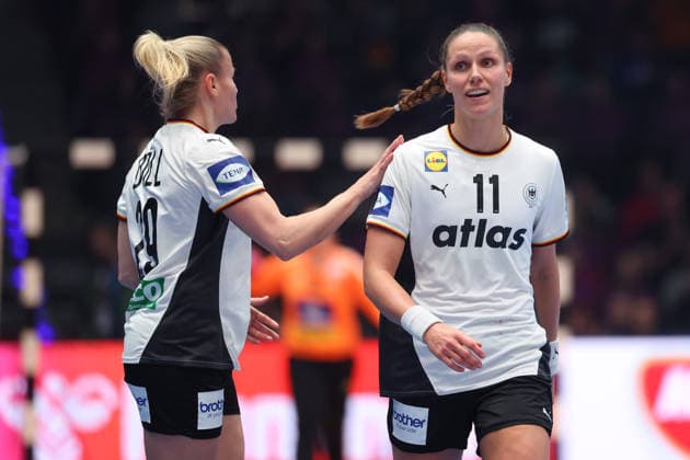 Germany Serbia, IHF Womens Handball World Championship Antje Döll Germany, 29 and Xenia Smits Germany, 11 Preliminary round match of the Womens Handball World Championship between Germany and Serbia on November 30, 2025 at the Porsche Arena in Stuttgart , Stuttgart Baden Württemberg Germany Porsche Arena