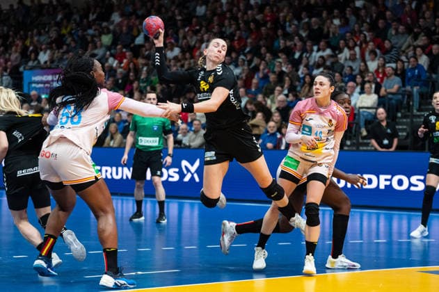 BRNOVI? Tatjana (34 Montenegro) takes a shot at goal during the IHF Women s Handball World Championship, WM, Weltmeisterschaft game between Montenegro and Spain at the SWT Arena in Trier, Germany Copyright: xMartinxPitschx xSPPx Sportspressphoto_SPR68210