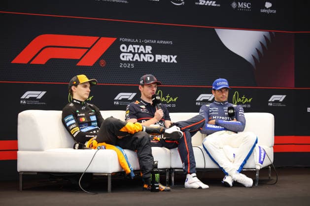 Max Verstappen Oracle Red Bull Racing, 01 , Oscar Piastri McLaren Formula 1 Team, 81 , Carlos Sainz Atlassian Williams Racing, 55 , Press Conference, Press Conference, Post Race, QAT, Formula 1 World Championship, Qatar Grand Prix, Doha, Lusail, Lusail International Circuit, Sunday, Race Day, 30 11 2025 QAT, Formula 1 World Championship, Qatar Grand Prix, Doha, Lusail, Lusail International Circuit, Sunday, Race Day, 30 11 2025 Doha Copyright: xEibner-Pressefoto AnnikaxGrafx EP_AGF