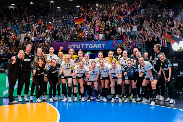 Handball, Womens World Championship, Group C Germany Serbia the team of Germany, final cheer final cheer emotion joy group photo, team photo, farewell from Stuttgart Stuttgart Porsche Arena Baden Württemberg Germany
