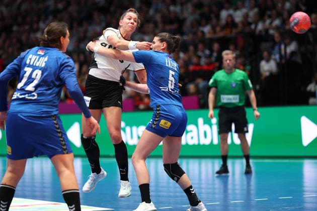 Germany Serbia, IHF Womens Handball World Championship goal by Xenia Smits Germany, 11 past s6 preliminary round match of the Womens Handball World Championship between Germany and Serbia on November 30, 2025 at the Porsche Arena in Stuttgart , Stuttgart Baden Württemberg Germany Porsche Arena