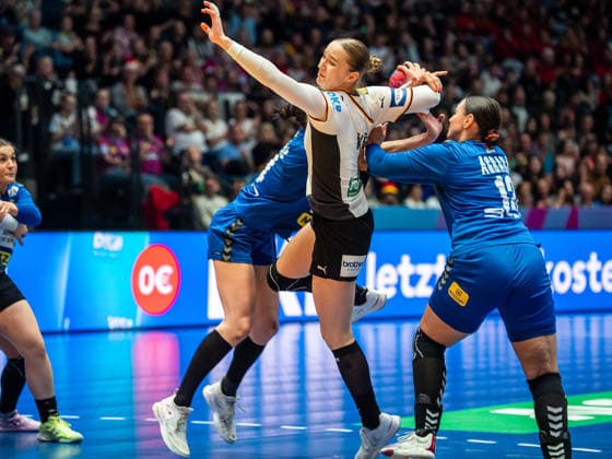 Nieke Kuehne Germany, 19 in duel with Jovana Skrobic Serbia, 24 and Jelena Agbaba Serbia, 13 , Germany vs Serbia, Handball, World Championship, Women, Season 2025 2026, 30 11 2025, Germany vs Serbia, Handball, World Championship, Women, Season 2025 2026, 30 11 2025 Stuttgart Copyright: xEibner-Pressefoto MichaelxSchmidx EP_MST