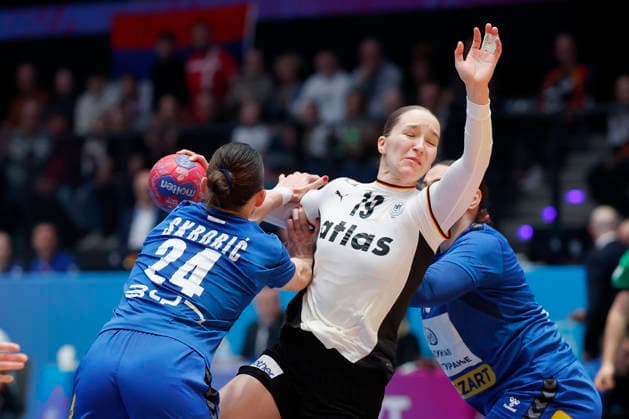 l r Jovana Skrobic Serbia, 24 , Nieke Kuehne DHB, 19 and Jelena Agbaba Serbia, 13 , 30 11 2025, 27TH IHF Womens Handball World Championship 2025, Germany Serbia, GER, Stuttgart, Porsche Arena Copyright: HMBxMedia xHeikoxBecker