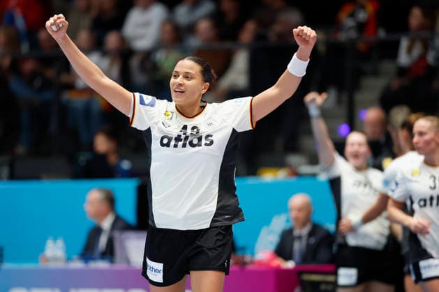 l r Aimee von Pereira DHB, 49 celebrates after the victory against Serbia, 30 11 2025, 27TH IHF Womens Handball World Championship 2025, Germany Serbia, GER, Stuttgart, Porsche Arena Copyright: HMBxMedia xHeikoxBecker