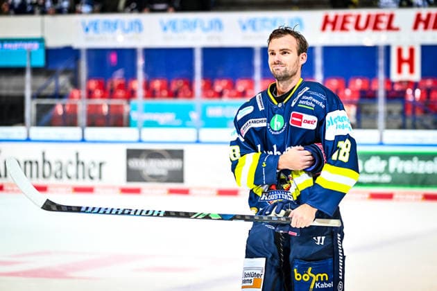 Eric Cornel (Iserlohn Roosters, 18), GER, Iserlohn Roosters vs. Augsburger Panther, Eishockey, Penny-DEL, 24. Spieltag, Spielzeit 2025 2026, 30.11.2025 GER, Iserlohn Roosters vs. Augsburger Panther, Eishockey, Penny-DEL, 24. Spieltag, Spielzeit 2025 2026, 30.11.2025 Iserlohn *** Eric Cornel Iserlohn Roosters, 18 , GER, Iserlohn Roosters vs Augsburger Panther, Ice Hockey, Penny DEL, 24 Matchday, Season 2025 2026, 30 11 2025 GER, Iserlohn Roosters vs Augsburger Panther, Ice Hockey, Penny DEL, 24 Matchday, Season 2025 2026, 30 11 2025 Iserlohn Copyright: xJonasxBrockmann Eibner-Pressefotx EP_JBN