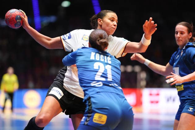 Germany Serbia, IHF Womens Handball World Championship Aimee von Pereira Germany, 49 against Tamara Kocic Serbia, 21 Preliminary round match of the Womens Handball World Championship between Germany and Serbia on November 30, 2025 at the Porsche Arena in Stuttgart , Stuttgart Baden Württemberg Germany Porsche Arena