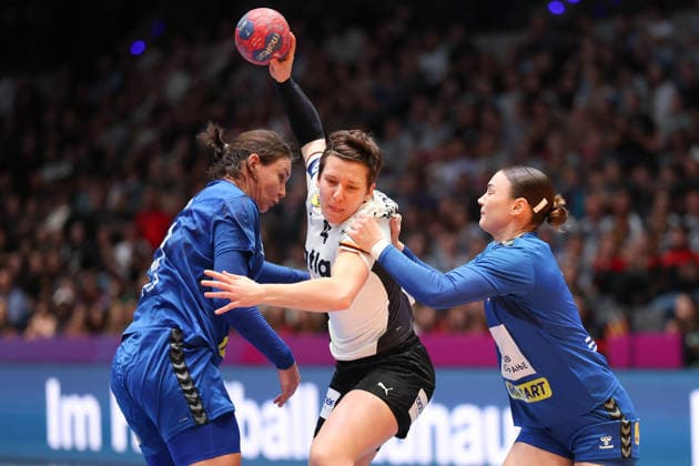 Germany Serbia, IHF Womens Handball World Championship Alina Grijseels Germany, 4 prevails at the circle against two Serbian players Preliminary round match of the Womens Handball World Championship between Germany and Serbia on November 30, 2025 at the Porsche Arena in Stuttgart , Stuttgart Baden Württemberg Germany Porsche Arena