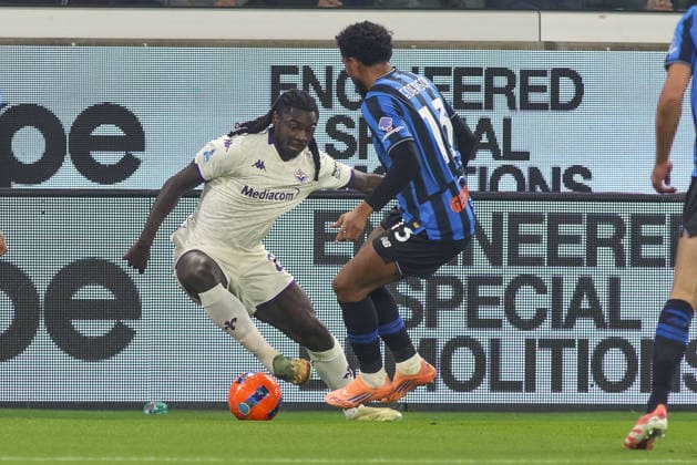 Moise Kean of ACF Fiorentina battle for the ball with Berat Djimsiti of Atalanta BC and Isak Hien of Atalanta BC during Atalanta BC vs ACF Fiorentina, 13Â° Serie A Enilive 2025-26 game at New Balance arena in Bergamo (BG), Italy, on November 30, 2025.  Copyright: xDavidexCasentini IPAxSportx xipa-agency.netx xx IPA_68567151 IPA_Agency_IPA68567151
