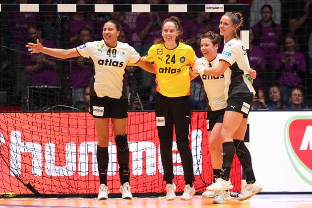 Germany Serbia, IHF Womens Handball World Championship Aimee von Pereira Germany, 49 , goalkeeper Sarah Wachter Germany, 24 , Alina Grijseels Germany, 4 and Xenia Smits Germany, 11 cheer during the preliminary round match of the Womens Handball World Championship between Germany and Serbia on November 30, 2025 at the Porsche Arena in Stuttgart , Stuttgart Baden Württemberg Germany Porsche Arena