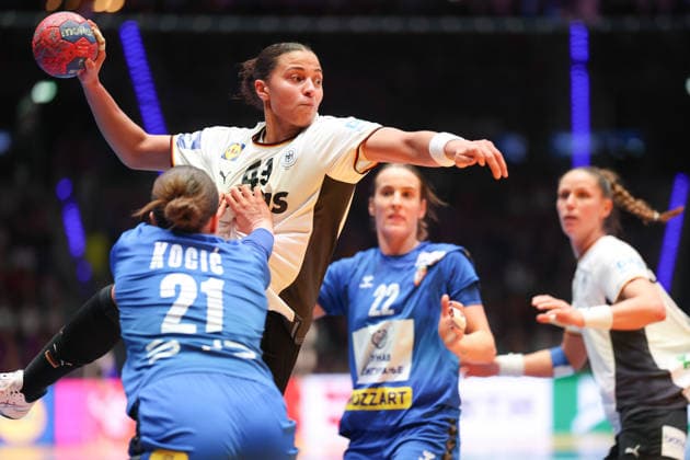 Germany Serbia, IHF Womens Handball World Championship Aimee von Pereira Germany, 49 against Tamara Kocic Serbia, 21 Preliminary round match of the Womens Handball World Championship between Germany and Serbia on November 30, 2025 at the Porsche Arena in Stuttgart , Stuttgart Baden Württemberg Germany Porsche Arena