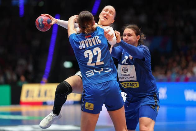Germany Serbia, IHF Womens Handball World Championship Nieke Kühne Germany, 19 between Jovana Jovovic Serbia, 22 and Dragana Cvijic Serbia, 72 Preliminary round match of the Womens Handball World Championship between Germany and Serbia on November 30, 2025 at the Porsche Arena in Stuttgart , Stuttgart Baden Württemberg Germany Porsche Arena