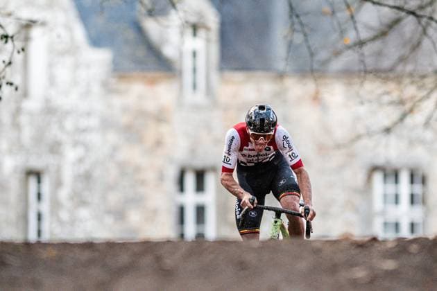 UCI Cyclocross World Cup 2025-2026 Flamanville FLAMANVILLE, FRANCE - NOVEMBER 30 : Nys Thibau (BEL) of Baloise Glowi Lions wins during the 2nd leg of the Flamanville UCI Cyclocross World Cup 2025-2026 a cyclocross race for Men Elite on November 30, 2025 in Flamanville, France, 30 11 2025 ( Flamanville France  Copyright: xBcex