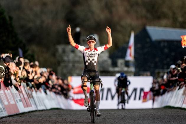 UCI Cyclocross World Cup 2025-2026 Flamanville FLAMANVILLE, FRANCE - NOVEMBER 30 : Nys Thibau (BEL) of Baloise Glowi Lions wins during the 2nd leg of the Flamanville UCI Cyclocross World Cup 2025-2026 a cyclocross race for Men Elite on November 30, 2025 in Flamanville, France, 30 11 2025 ( Flamanville France  Copyright: xBcex