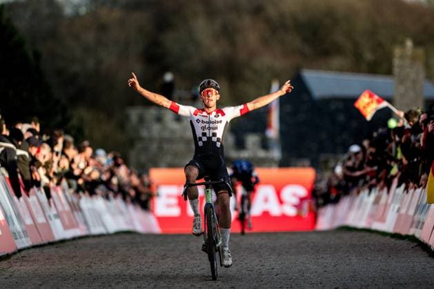 UCI Cyclocross World Cup 2025-2026 Flamanville FLAMANVILLE, FRANCE - NOVEMBER 30 : Nys Thibau (BEL) of Baloise Glowi Lions wins during the 2nd leg of the Flamanville UCI Cyclocross World Cup 2025-2026 a cyclocross race for Men Elite on November 30, 2025 in Flamanville, France, 30 11 2025 ( Flamanville France  Copyright: xBcex
