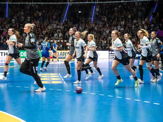 Great jubilation for the German team after the victory, Germany vs. Serbia, Handball, World Championship, Women, Season 2025 2026, 30 11 2025, Germany vs. Serbia, Handball, World Championship, Women, Season 2025 2026, 30 11 2025 Stuttgart Copyright: xEibner-Pressefoto MichaelxSchmidx EP_MST