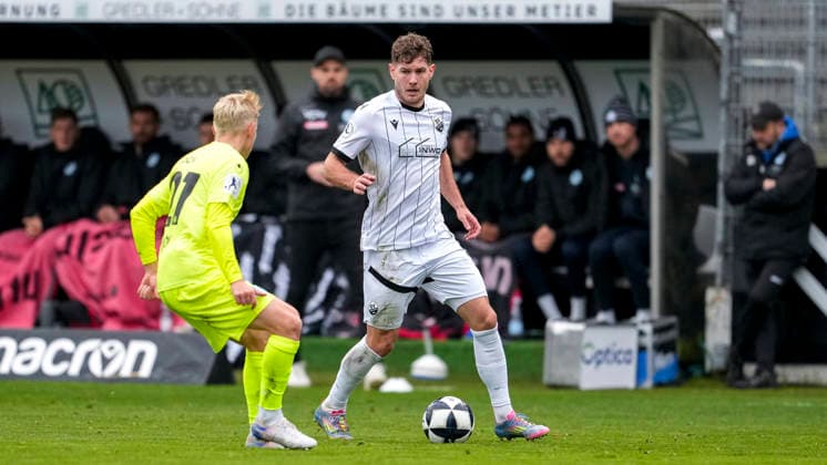 v li Per Lockl Kickers, 21 , Jahn Herrmann SVS, 10 , duel, duel, tackle, tackling, dynamics, action, action, 30 11 2025, Sandhausen Germany , Football, Regionalliga Südwest, SV Sandhausen SV Stuttgarter Kickers xozx