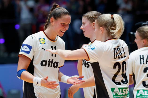 l r Xenia Smits DHB, 11 and Antje Doell DHB, 29 , celebrates after the victory against Serbia, 30 11 2025, 27TH IHF Womens Handball World Championship 2025, Germany Serbia, GER, Stuttgart, Porsche Arena Copyright: HMBxMedia xHeikoxBecker