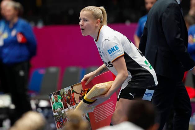 l r Antje Doell DHB, 29 is Player of the Match 30 11 2025, 27TH IHF Womens Handball World Championship 2025, Germany Serbia, GER, Stuttgart, Porsche Arena Copyright: HMBxMedia xHeikoxBecker