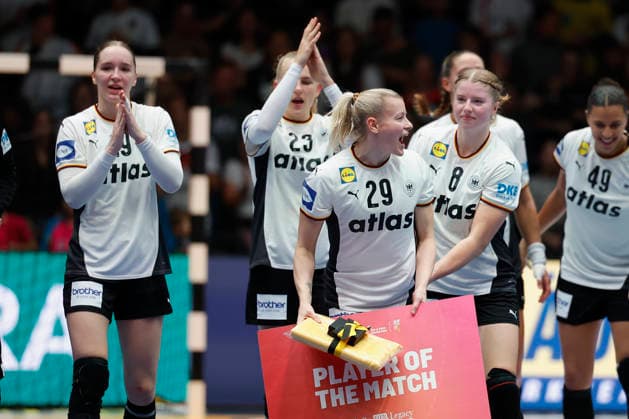 l r The German women around Antje Doell DHB, 29 , celebrate after their victory against Serbia 30 11 2025, 27TH IHF Womens Handball World Championship 2025, Germany Serbia, GER, Stuttgart, Porsche Arena Copyright: HMBxMedia xHeikoxBecker