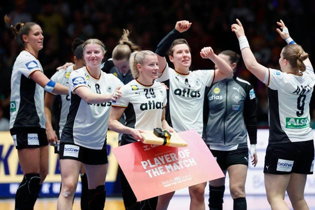 l r The German women around Antje Doell DHB, 29 , celebrate after their victory against Serbia 30 11 2025, 27TH IHF Womens Handball World Championship 2025, Germany Serbia, GER, Stuttgart, Porsche Arena Copyright: HMBxMedia xHeikoxBecker