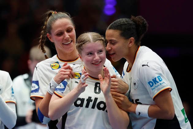 l r Xenia Smits DHB, 11 , Nina Engel DHB, 8 and Aimee von Pereira DHB, 49 , celebrates after the victory against Serbia, 30 11 2025, 27TH IHF Womens Handball World Championship 2025, Germany Serbia, GER, Stuttgart, Porsche Arena Copyright: HMBxMedia xHeikoxBecker