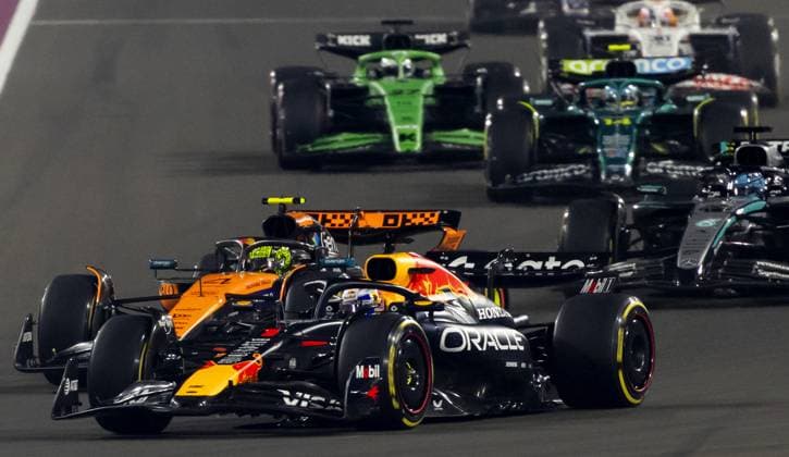 DOHA - Max Verstappen (Red Bull Racing) and Lando Norris (McLaren) during the start of the Qatar Grand Prix at the Lusail International Circuit. ANP SANDER KONING xVIxANPxSportx xxANPxIVx 543502814 originalFilename: 543502814.jpg