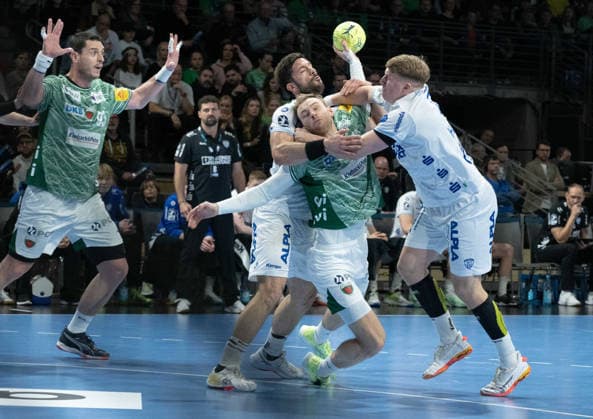 30 11 2025, xlakx, Handball Daikin HBL, Fuechse Berlin TBV Lemgo Lippe v l Mijajlo Marsenic Fuechse Berlin , Tim Suton TBV Lemgo Lippe , Mathias Gidsel Fuechse Berlin , Lukas Hutecek TBV Lemgo Lippe duel, duel, fight, tackle Berlin Daniel Lakomski