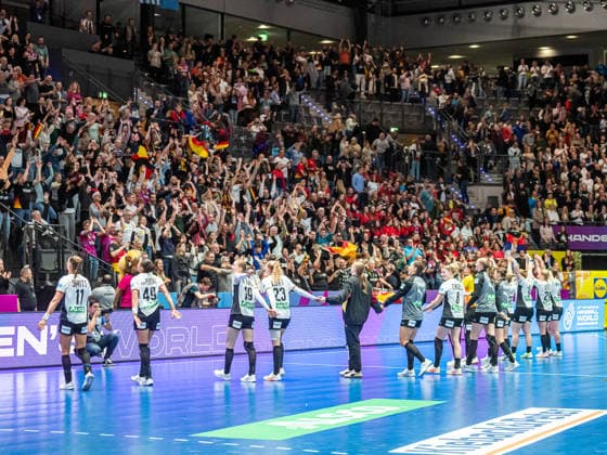 The German team celebrates with the fans, Germany vs. Serbia, Handball, World Championship, Women, 2025 2026 season, 30 11 2025, Germany vs. Serbia, Handball, World Championship, Women, 2025 2026 season, 30 11 2025 Stuttgart Copyright: xEibner-Pressefoto MichaelxSchmidx EP_MST