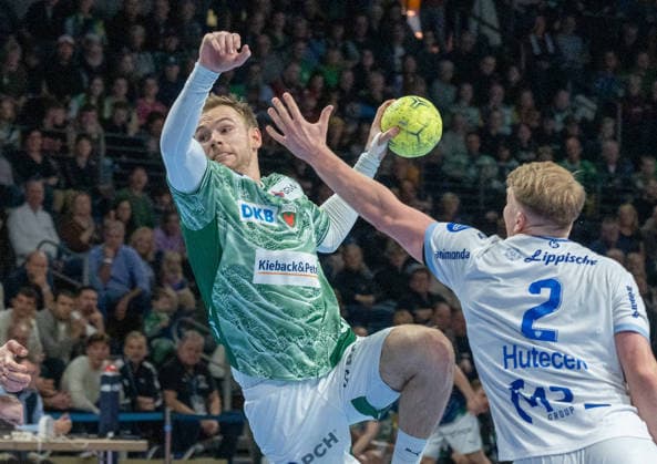 30 11 2025, xlakx, Handball Daikin HBL, Fuechse Berlin TBV Lemgo Lippe f l Mathias Gidsel Fuechse Berlin , Lukas Hutecek TBV Lemgo Lippe goes for the jump shot Berlin Daniel Lakomski
