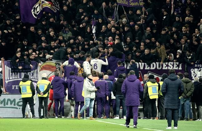 Foto IPP Albano Angilletta Bergamo 30 11 2025 Calcio Campionato di serie A 2025 2026 Atalanta - Fiorentina nella foto: giocatori Fiorentina sotto la curva dopo la sconfitta Italy Photo Press World Copyright italy ITALY  Copyright: xR4924_italyphotopressx