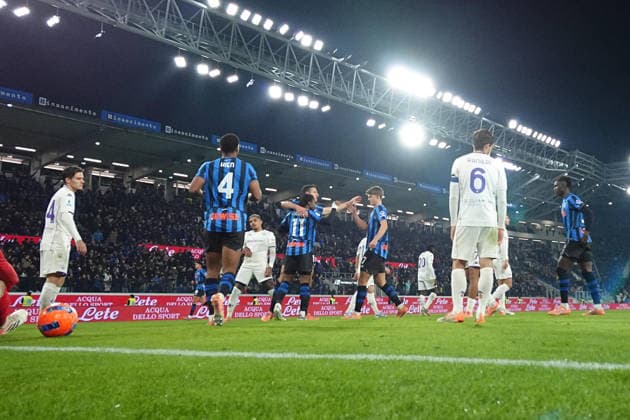 November 30, 2025, Bergamo, Lombardia: Atalanta™s players celebrates Ademola Lookman for the goal of 2-0 during the Italian Serie A soccer match Atalanta BC vs ACF Fiorentina at the New Balance Arena in Bergamo, Italy, 30 november 2025..ANSA MICHELE MARAVIGLIA. Soccer: Serie A; Atalanta-Fiorentina  - ZUMAa110 20251130_zaf_a110_067 Copyright: xMichelexMaravigliax