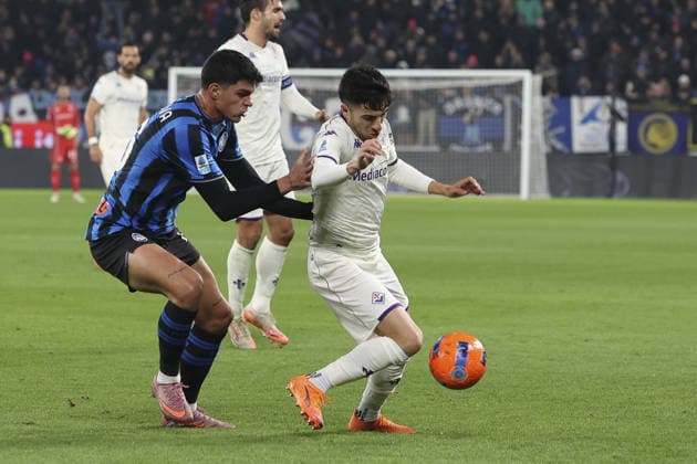 Fabiano Parisi of ACF Fiorentina battle for the ball with Raul Bellanova of Atalanta BC during Atalanta BC vs ACF Fiorentina, 13Â° Serie A Enilive 2025-26 game at New Balance arena in Bergamo (BG), Italy, on November 30, 2025.  Copyright: xDavidexCasentini IPAxSportx xipa-agency.netx xx IPA_68567042 IPA_Agency_IPA68567042