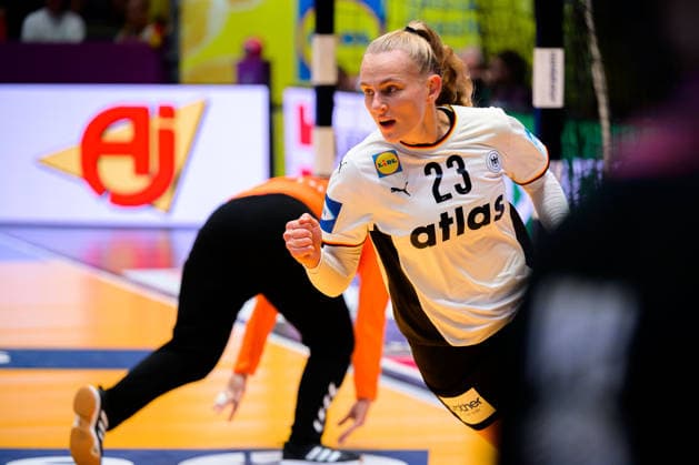 Handball, Womens World Championship, Group C Germany Serbia Annika Lott Germany Stuttgart Porsche Arena Baden Württemberg Germany
