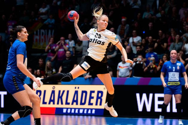 Handball, Womens World Championship, Group C Germany Serbia Antje Döll Doell Germany Stuttgart Porsche Arena Baden Württemberg Germany