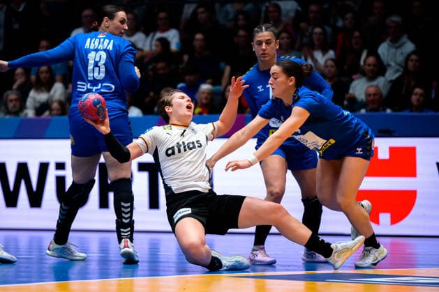 Handball, Womens World Championship, Group C Germany Serbia Alina Grijseels Germany , Jovana Skrobic Serbia Stuttgart Porsche Arena Baden Württemberg Germany