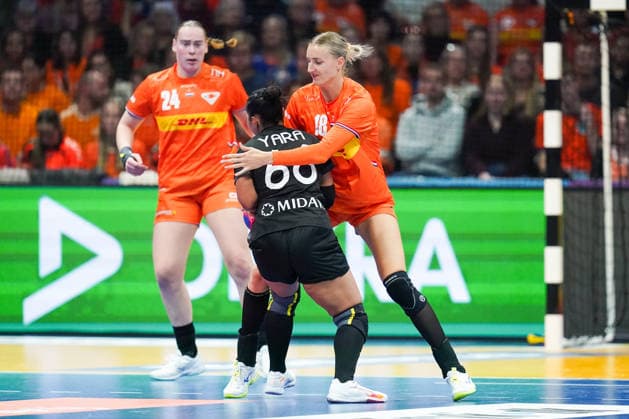 2025-11-30 Egypt v Netherlands - IHF World Women s Handball Championship ROTTERDAM, NETHERLANDS - NOVEMBER 30: Romee Maarschalkerweerd of the Netherlands, Yara Mahmoud of Egypt, Kelly Dulfer of the Netherlands during the IHF World Women s Handball Championship match between Egypt and Netherlands at Ahoy on November 30, 2025 in Rotterdam, Netherlands. Rotterdam Ahoy Netherlands Content not available for redistribution in The Netherlands directly or indirectly through any third parties. Copyright: xHenkxSeppenx