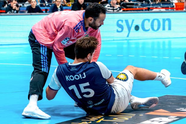 30 11 2025, xKKUx, Handball, HBL, Bergischer HC HSV Hamburg, Mitsubishi Electric HALLE Düsseldorf, Mohamed El Tayar Handball Sportverein Hamburg 12 , Lars Kooij BHC 15 Nordrhein Westfalen Germany