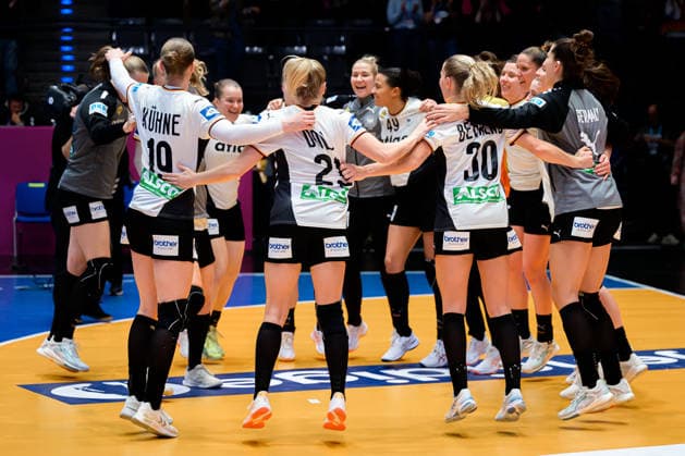 Handball, Womens World Championship, Group C Germany Serbia Final cheer Final cheer Emotion Joy Stuttgart Porsche Arena Baden Württemberg Germany