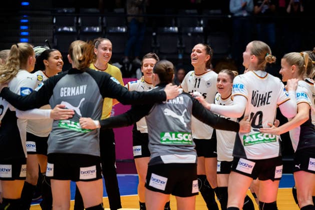 Handball, Womens World Championship, Group C Germany Serbia Final cheer Final cheer Emotion Joy Stuttgart Porsche Arena Baden Württemberg Germany