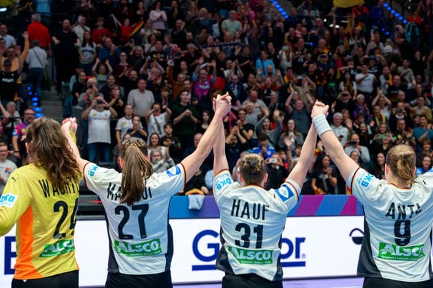 Handball, Womens World Championship, Group C Germany Serbia Goalkeeper Sarah Wachter Germany , Julia Maidhof Germany , Alexia Hauf Germany , Lisa Antl Germany cheer the spectators in Stuttgart Porsche Arena Baden Württemberg Germany