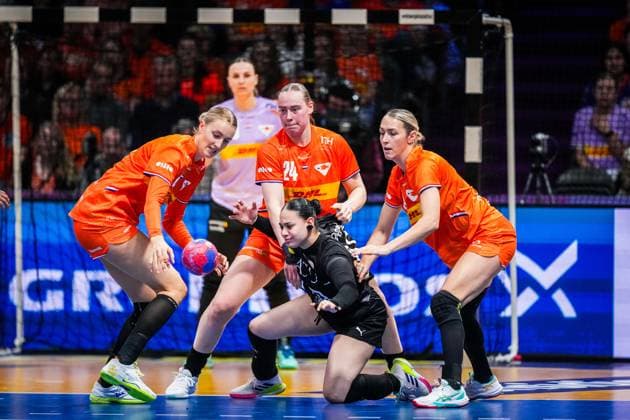 ROTTERDAM , 30-11-2025 , Rotterdam Ahoy , Womens World Championship, WM, Weltmeisterschaft Handball 2025 , match between Egypt and Netherlands , picture shows Netherlands player Kelly Dulfer , Netherlands player Romee Maarschalkerweerd and Netherlands player Lois Abbingh Egypt - Netherlands (women)  x32280082x Copyright: